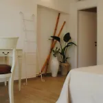 La Perla Guest house *